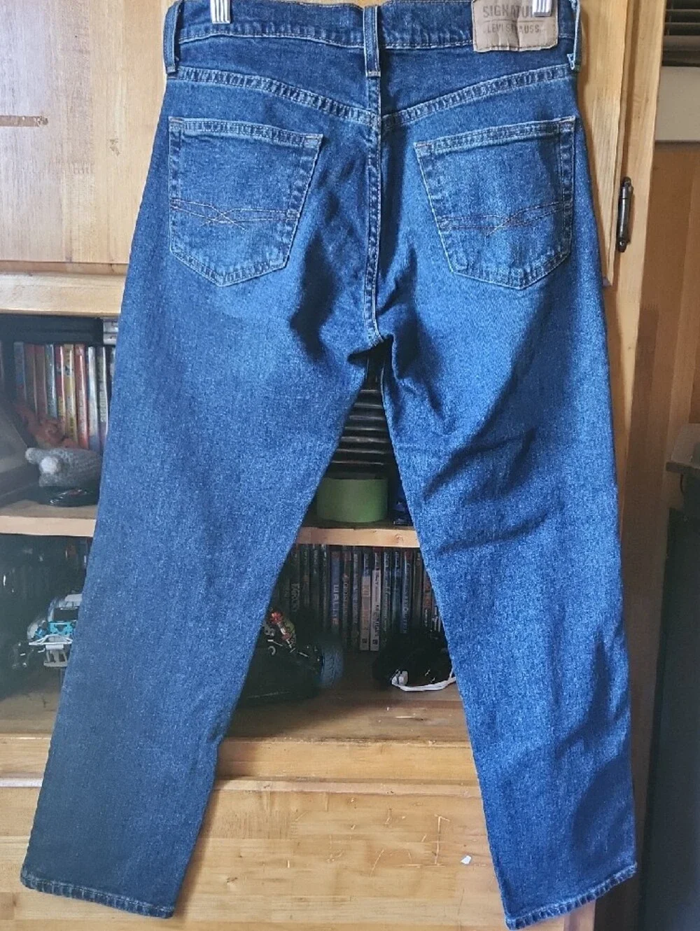 Levi's Signature Men's Athletic Cut Straight-Leg Jeans in Med. Blue Wash.  28x30